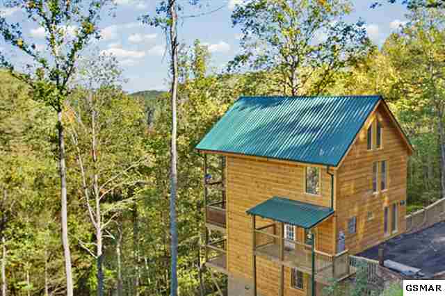 Log Cabin at Short Sale near Pigeon Forge, TN